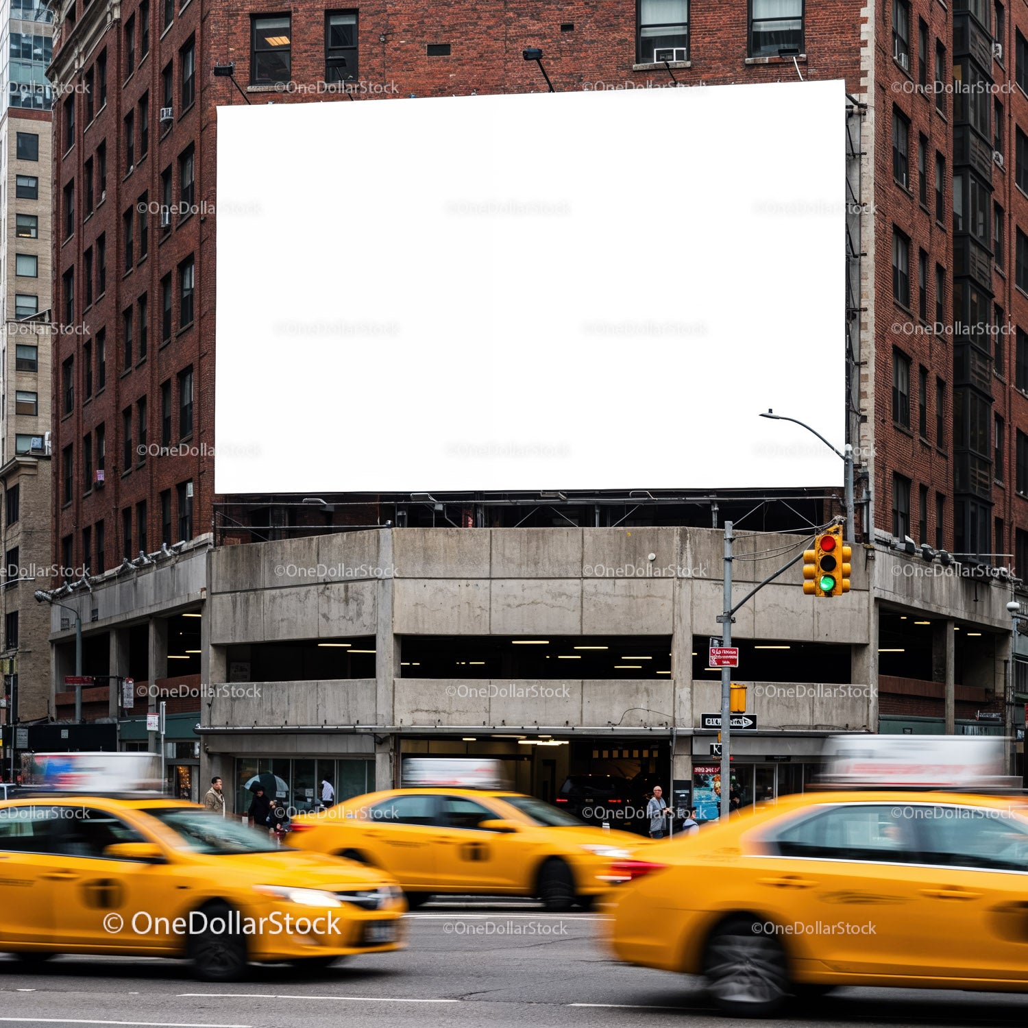 Ruchliwy róg ulicy z żółtymi taksówkami i pustym billboardem