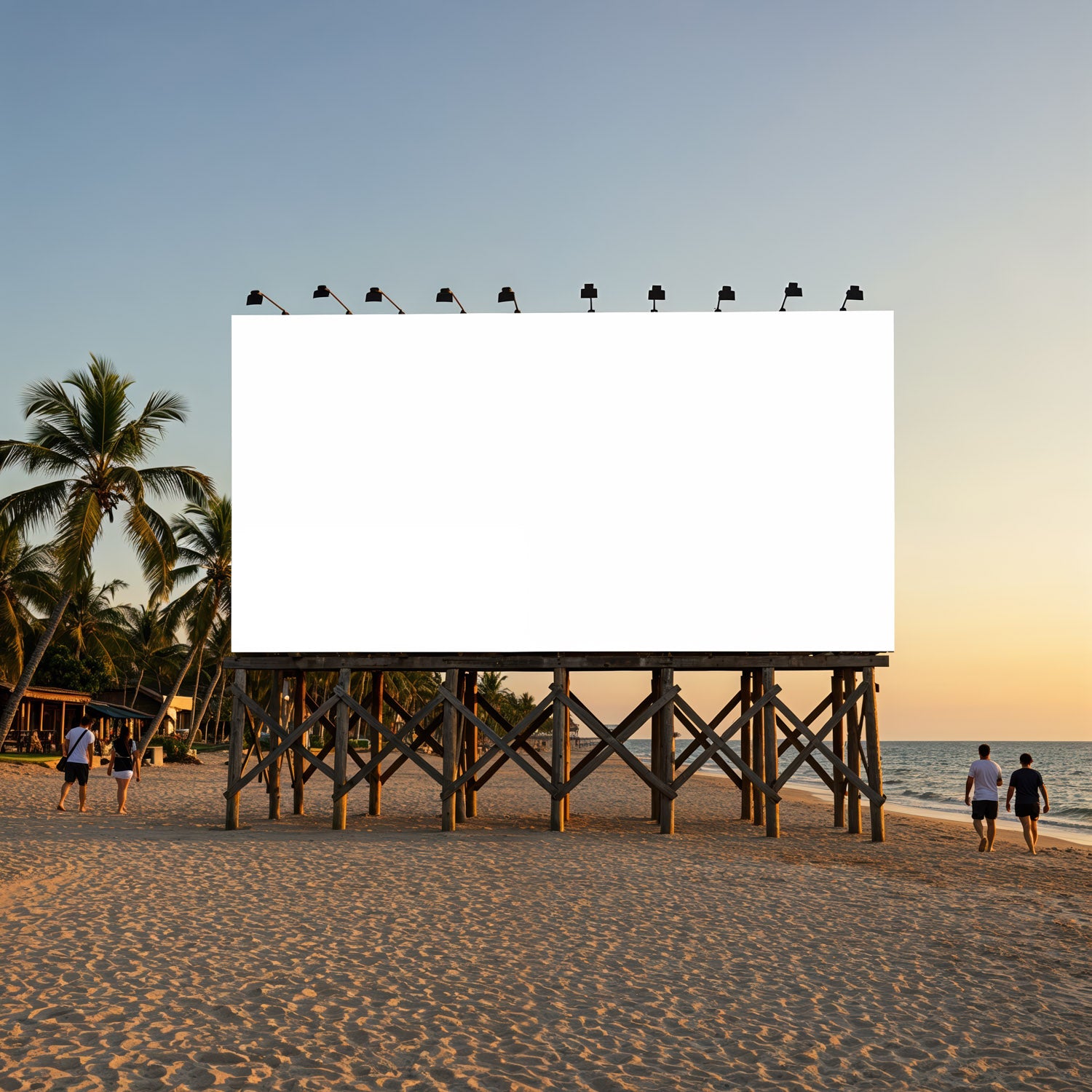 Pusty billboard na plaży z widokiem na zachód słońca i palmy