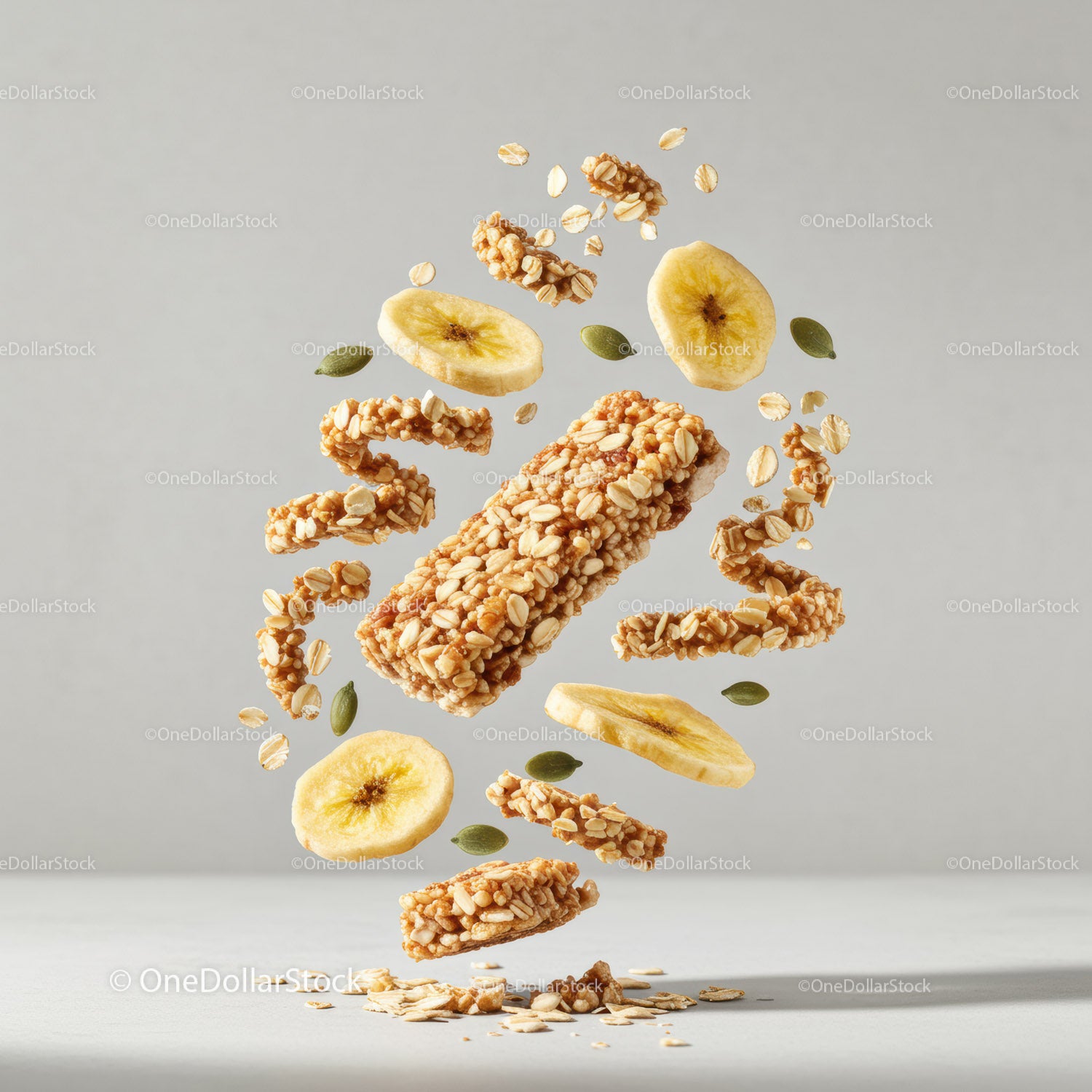 Pływający batonik granola z plasterkami banana i pestkami