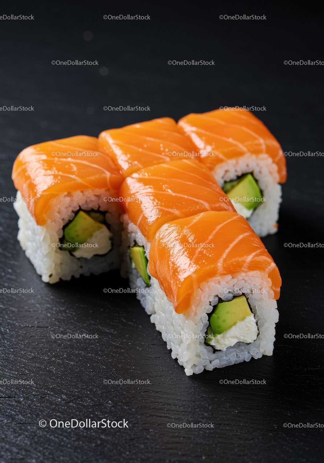 Świeże rolki sushi z łososiem, awokado i serkiem śmietankowym
