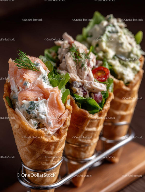 Różnorodne lody w wafelowych rożkach z owocowymi dodatkami