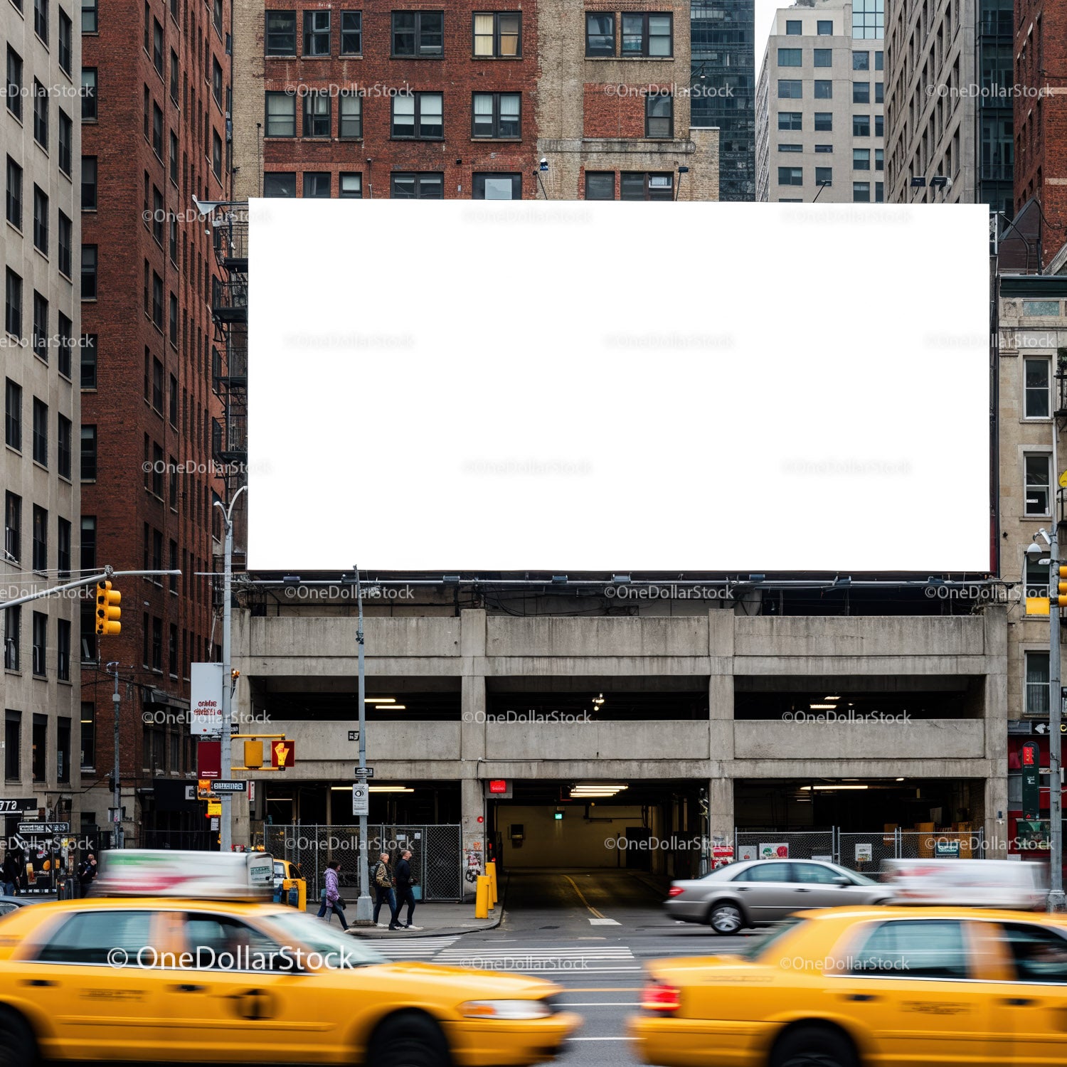 Ruchliwa ulica miejska z żółtymi taksówkami i pustym billboardem
