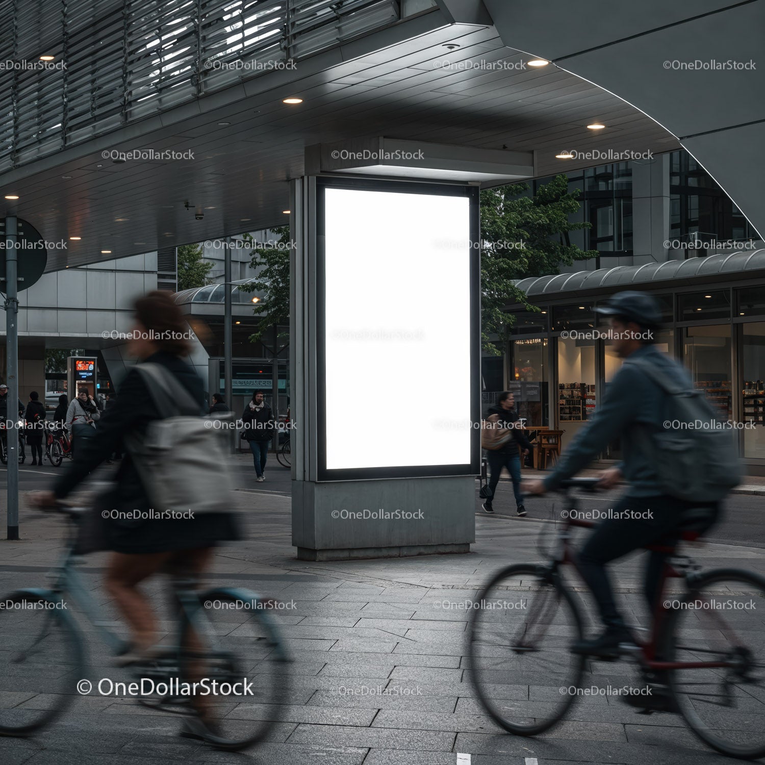 Dojeżdżający do pracy rowerem obok pustego miejskiego billboardu