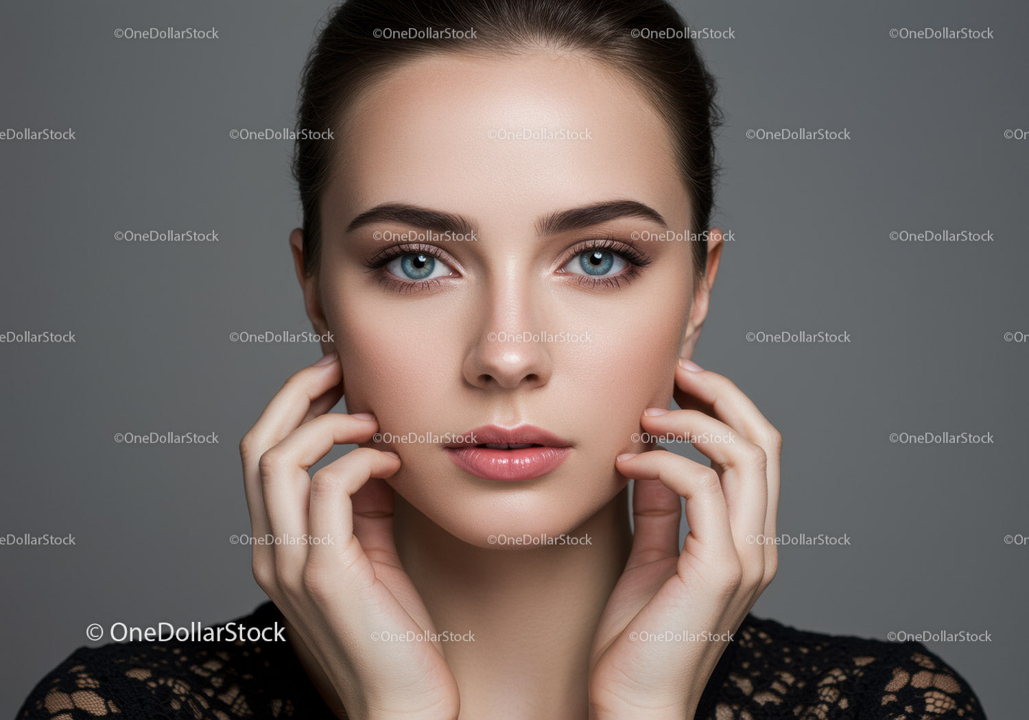 Portret pięknej kobiety z niebieskimi oczami i nieskazitelną cerą