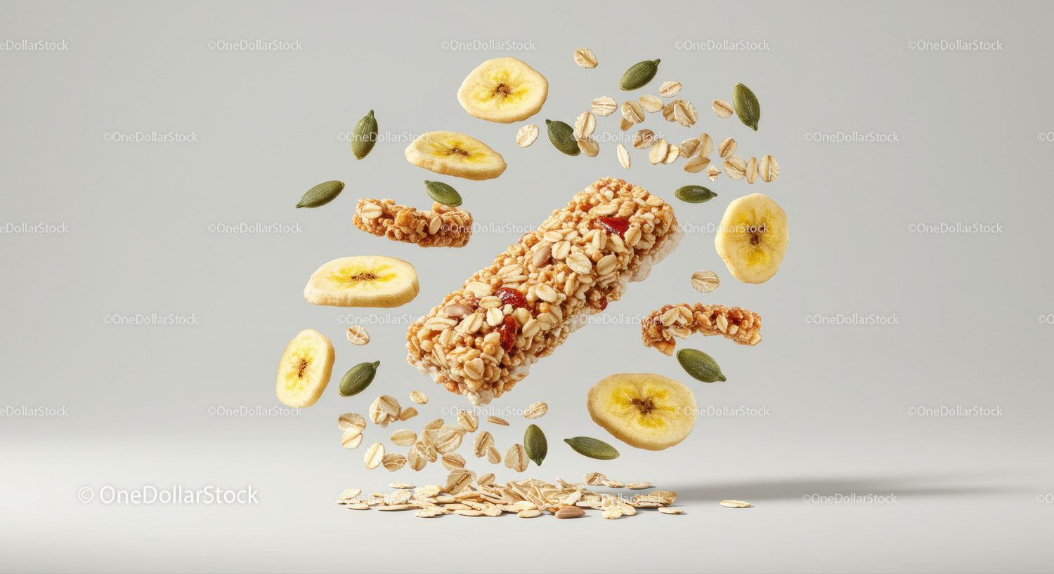 Baton granola z chipsami bananowymi i nasionami pływający na szarości