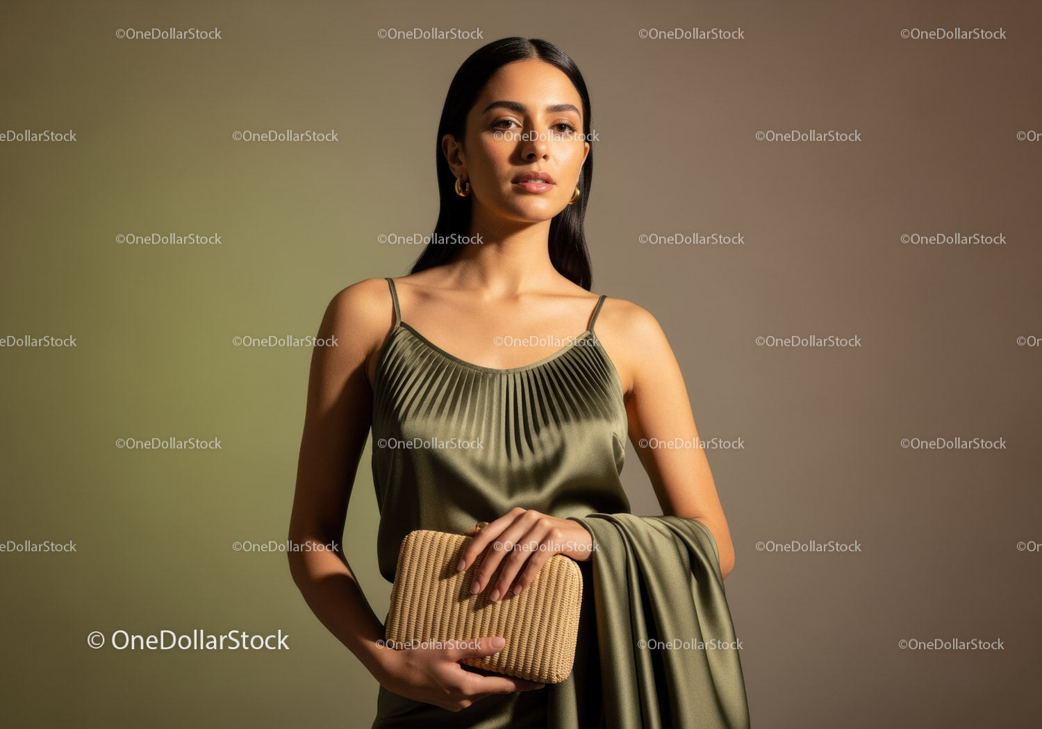 Elegancka kobieta w złotej satynowej sukience z wiklinową torbą w studio