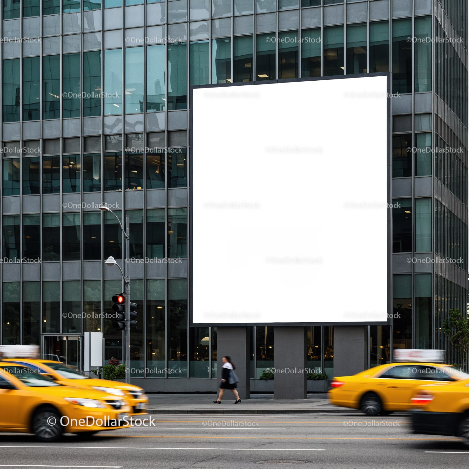 Pusty billboard na ulicy miejskiej, z przejeżdżającymi żółtymi taksówkami