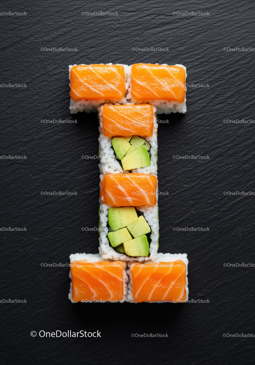 Rolki sushi z łososiem i awokado ułożone w numer jeden