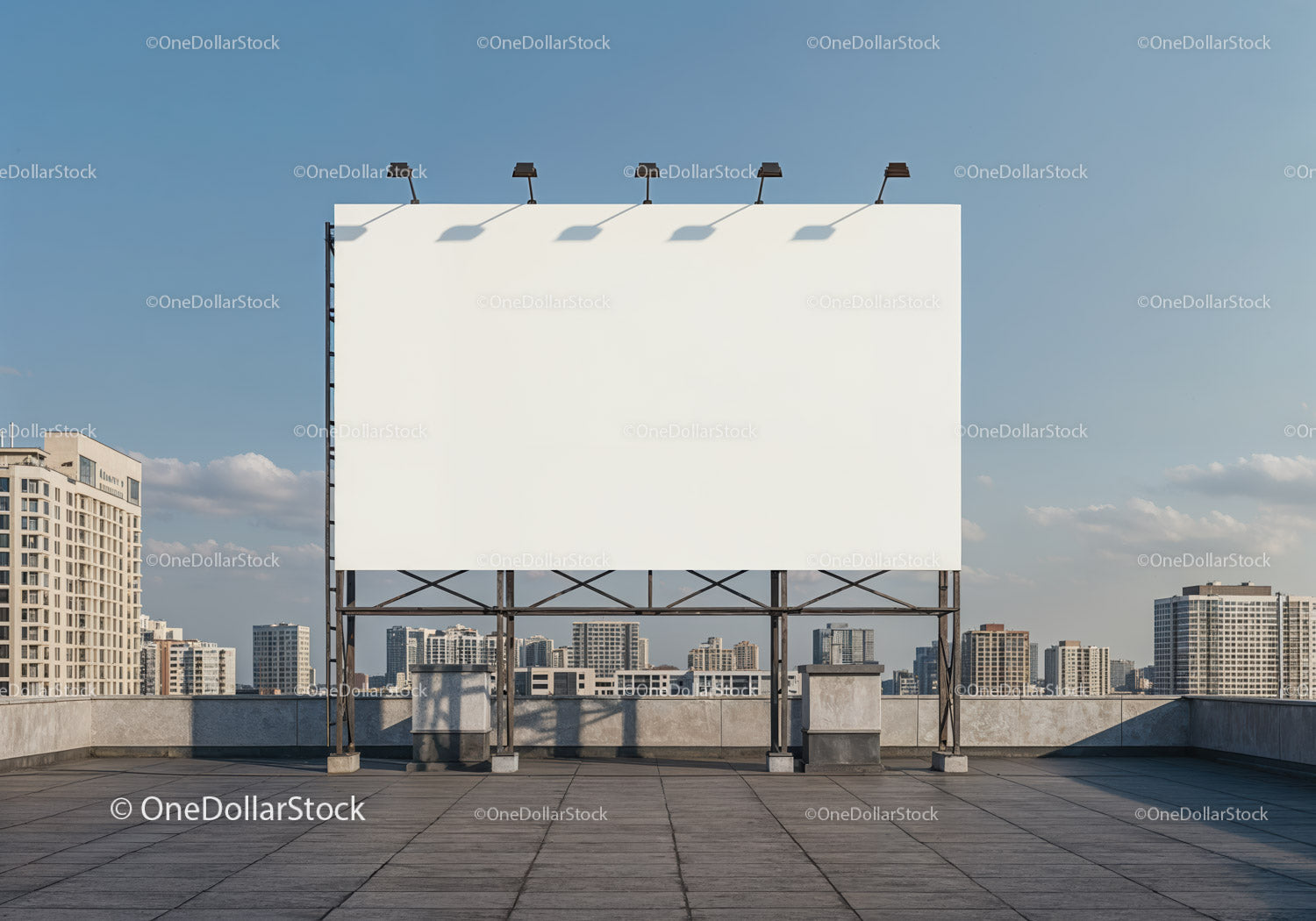 Pusty billboard na dachu miejskim na tle panoramy miasta