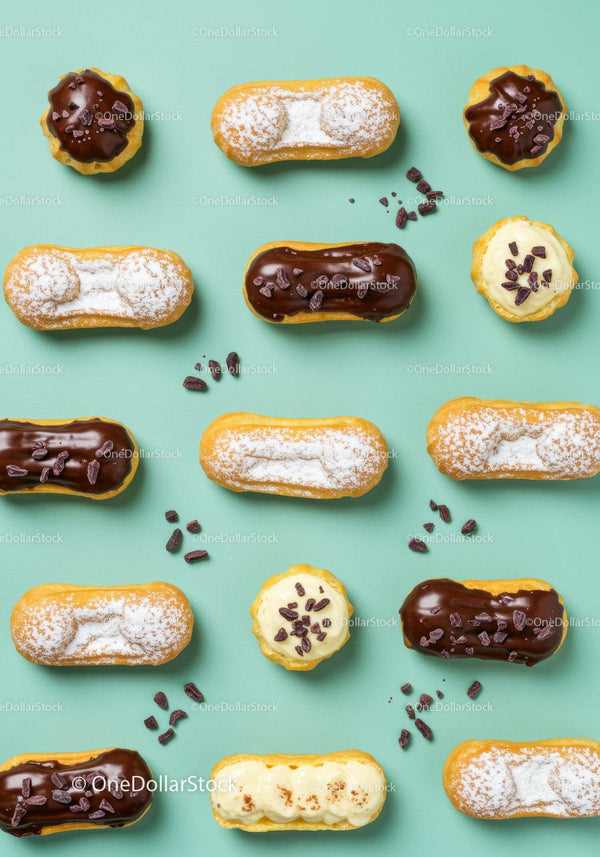 Różnorodne eklerki i tarty z kremem na pastelowym tle