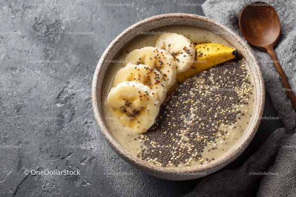 Pyszna miska smoothie bananowego z nasionami chia i świeżymi owocami