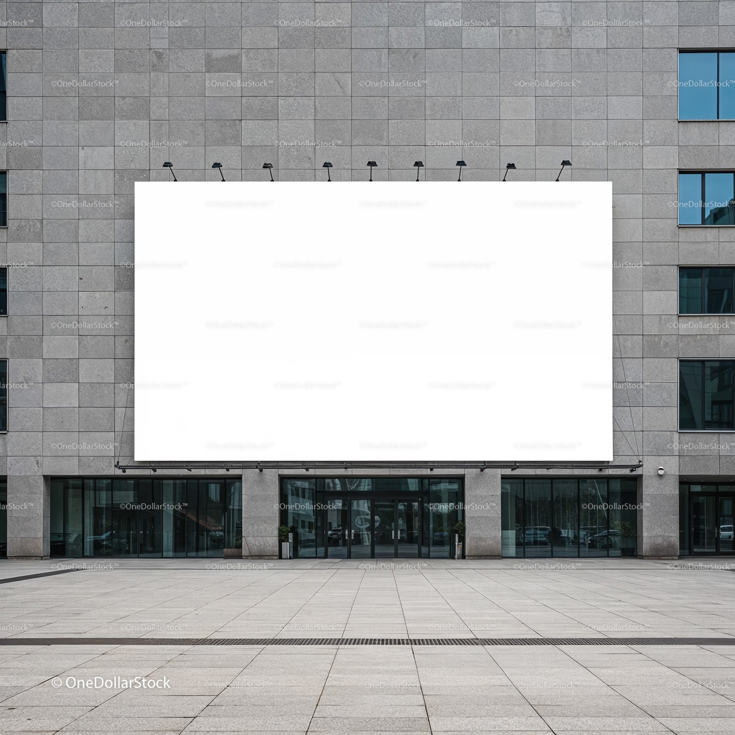 Duży, pusty billboard na zewnątrz nowoczesnego budynku biurowego