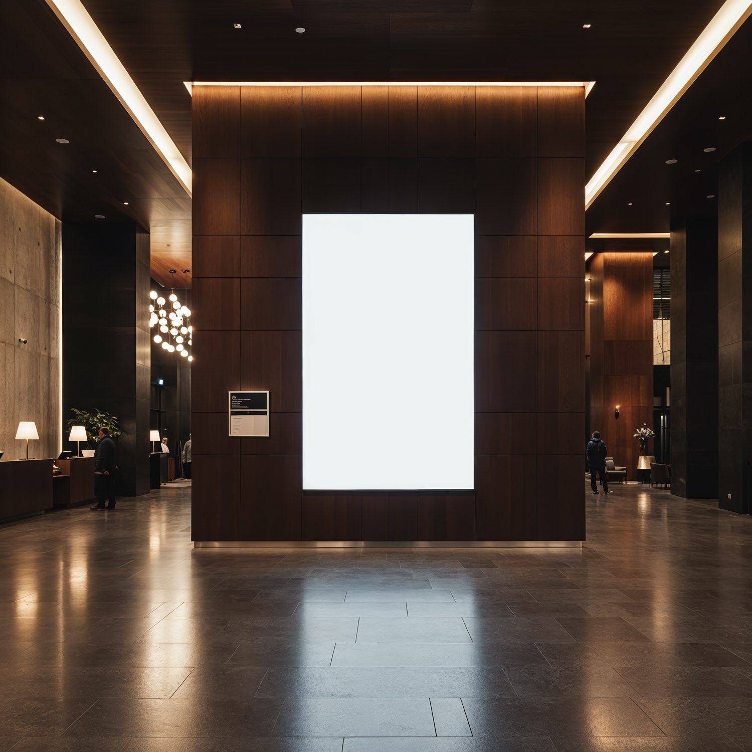 Nowoczesne lobby hotelowe z dużą, podświetlaną ścianą ekspozycyjną