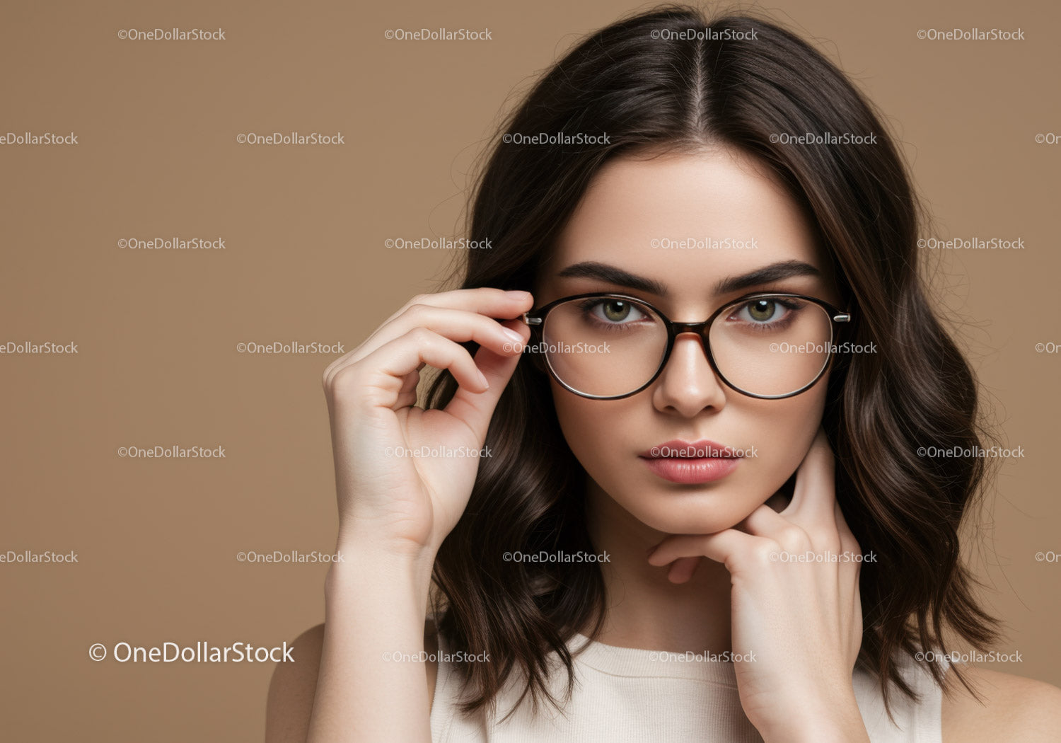 Elegancka kobieta w okrągłych okularach, z brązowymi włosami i naturalnym makijażem