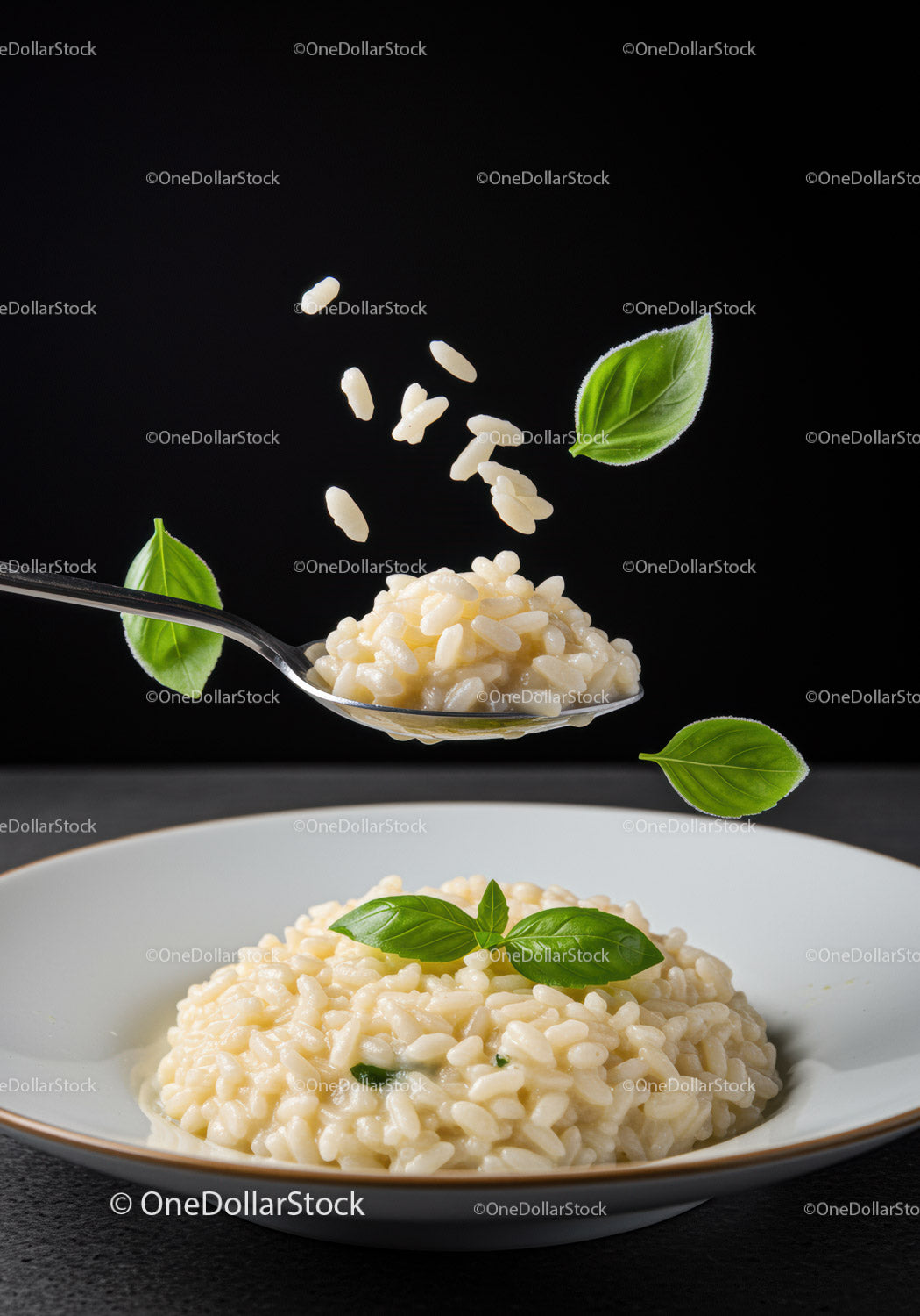 Kremowe risotto ze świeżymi liśćmi bazylii na białym talerzu