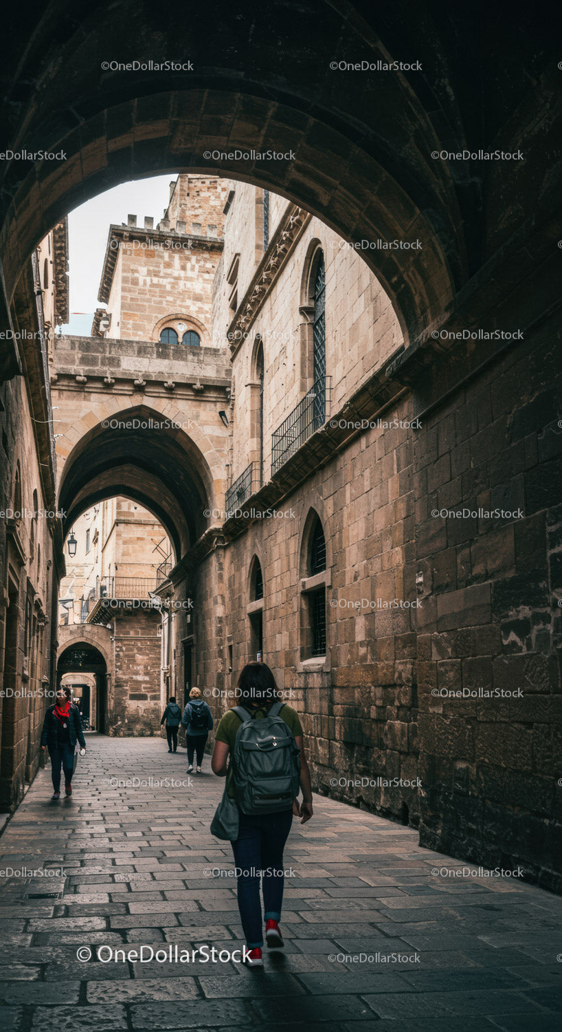 Urocza stara europejska ulica z łukami i średniowieczną architekturą