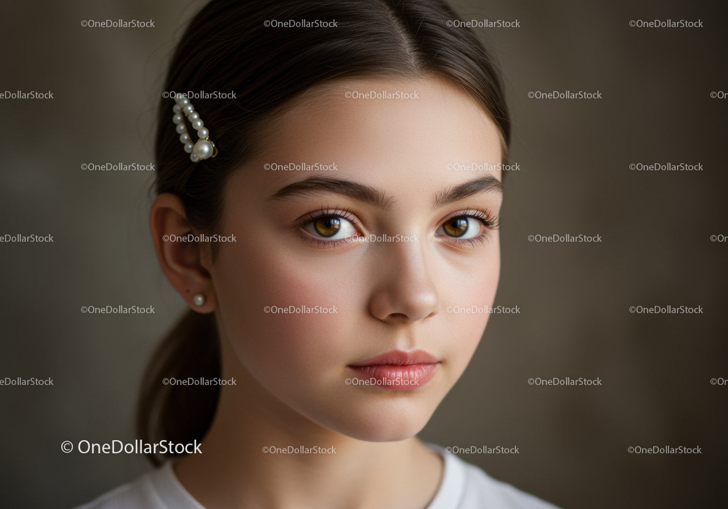 Portret młodej kobiety o brązowych oczach i eleganckiej spince do włosów