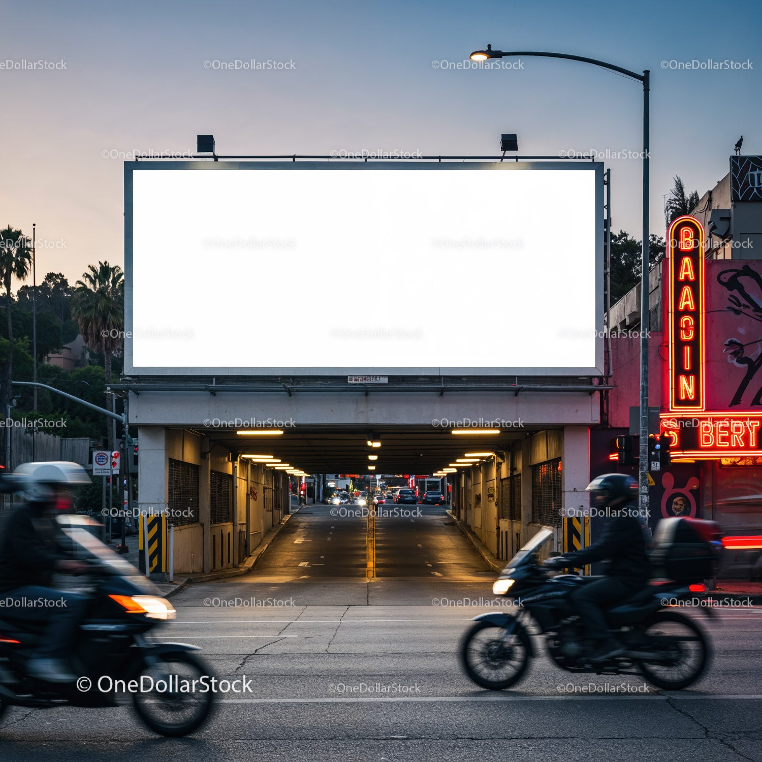 Miejska scena uliczna z oświetlonym pustym billboardem o zmierzchu