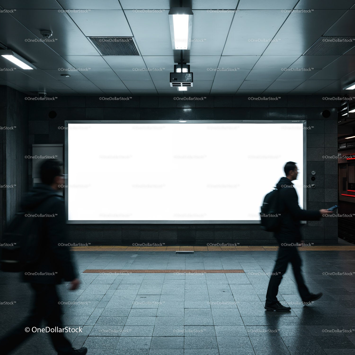 Pasażerowie przechodzący obok jasnego billboardu na stacji metra
