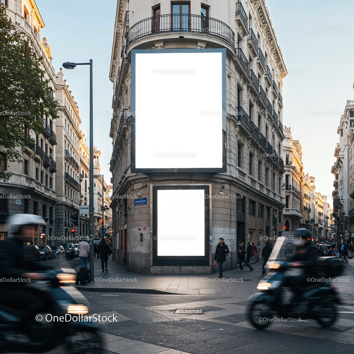 Róg ulicy miejskiej z pustymi billboardami reklamowymi