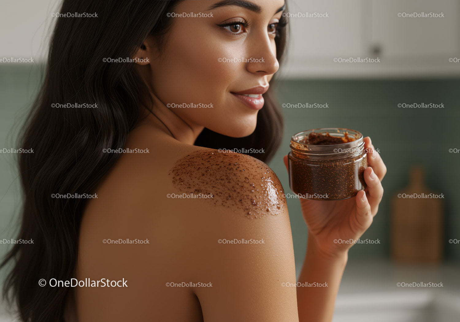 Kobieta stosująca peeling czekoladowy dla gładkiej skóry i relaksu
