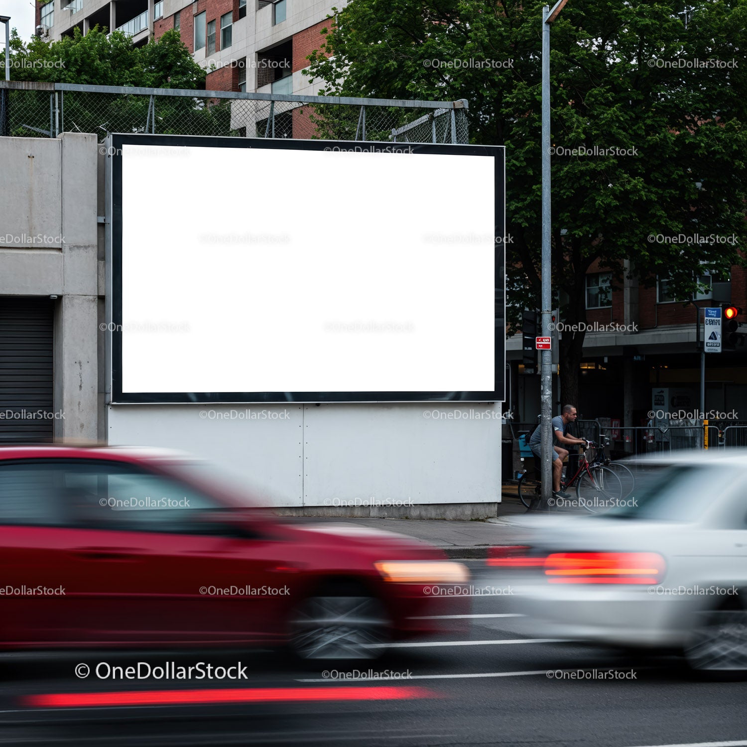 Ulica miejska z pustym billboardem i poruszającymi się samochodami