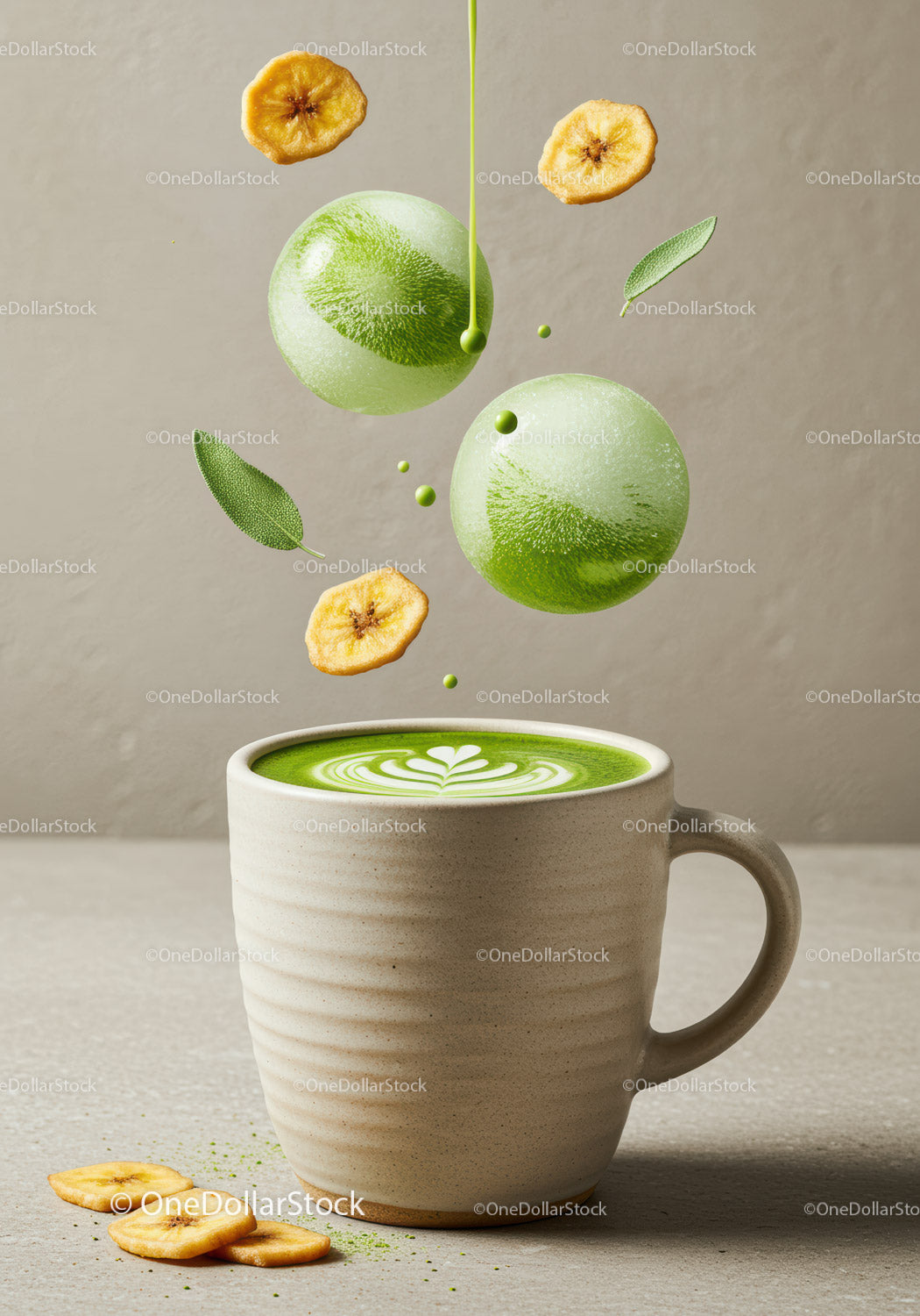 Ceramiczny kubek do matcha latte z pływającymi składnikami