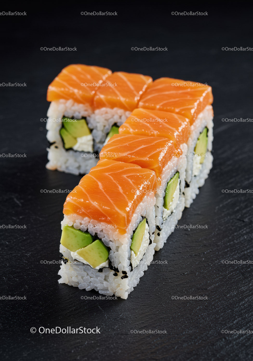 Świeże rolki sushi z łososiem, awokado i serkiem śmietankowym