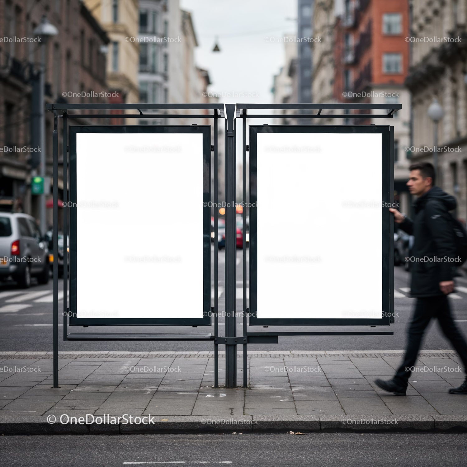 Podwójny billboard miejski z pustymi, białymi plakatami