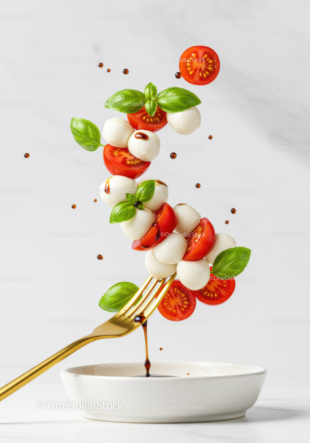 Złoty widelec z sałatką Caprese i sosem balsamicznym