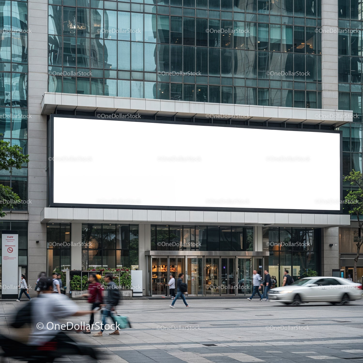 Scena uliczna w mieście z dużym pustym billboardem na budynku biurowym
