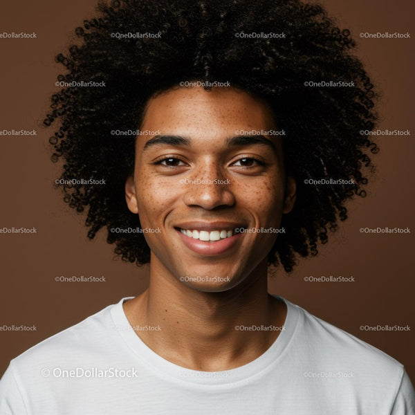 Portret szczęśliwej młodej kobiety z naturalnymi afro włosami i piegami