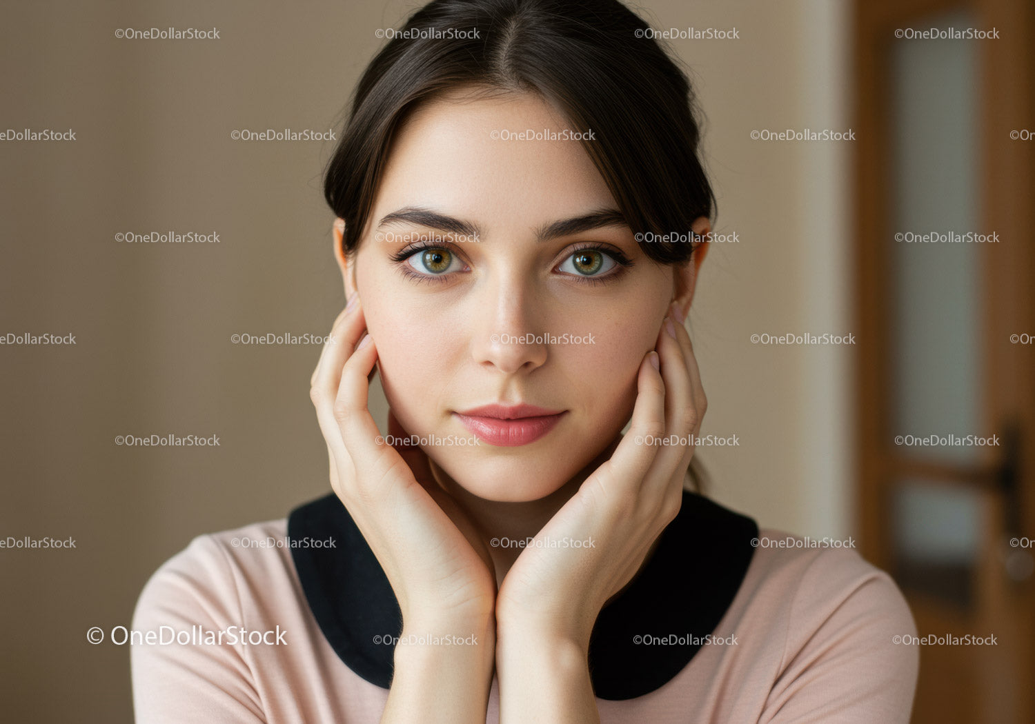 Portret młodej kobiety z zielonymi oczami i naturalnym makijażem