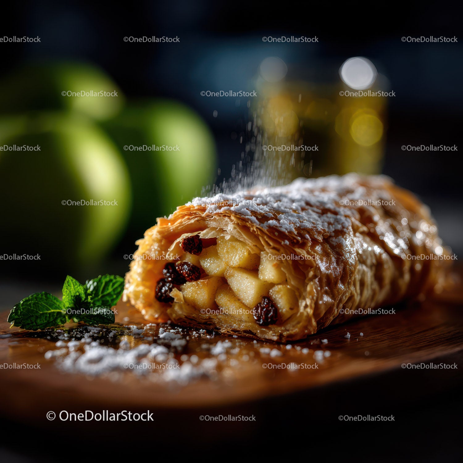 Strudel jabłkowy z rodzynkami i cukrem pudrem na drewnianej powierzchni
