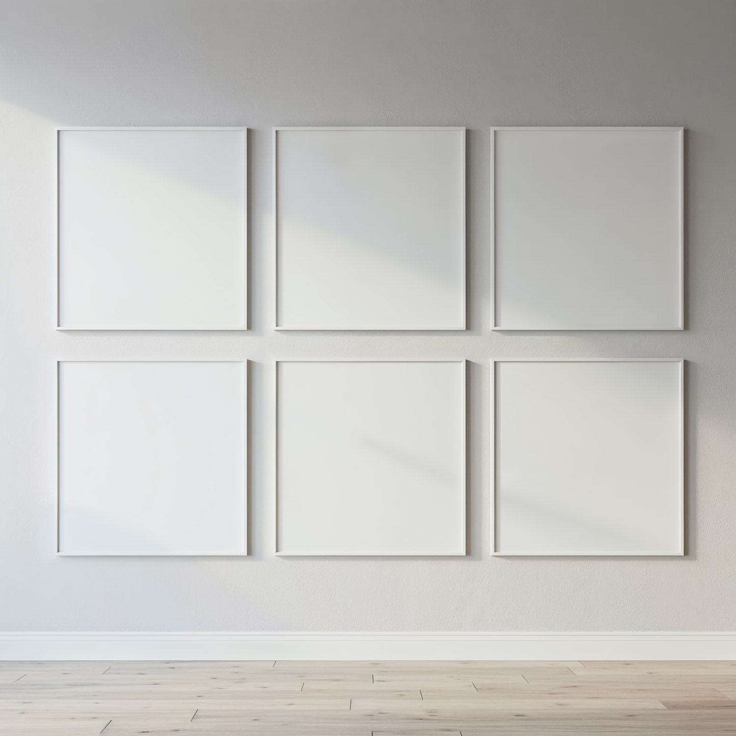 Minimalistyczne, puste, białe ramki na jasnej ścianie galerii