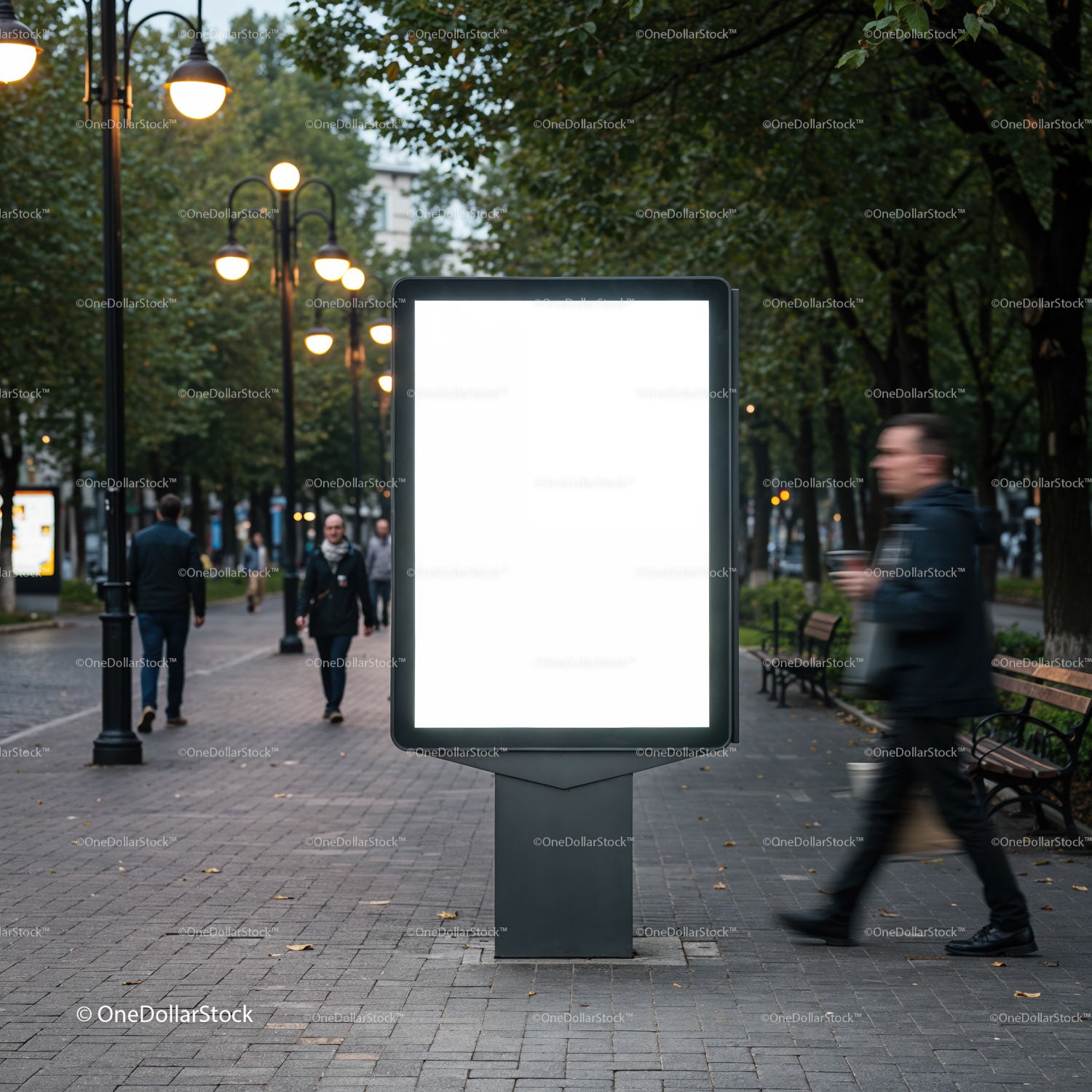 Ulica miejska z oświetlonym pustym billboardem o zmierzchu