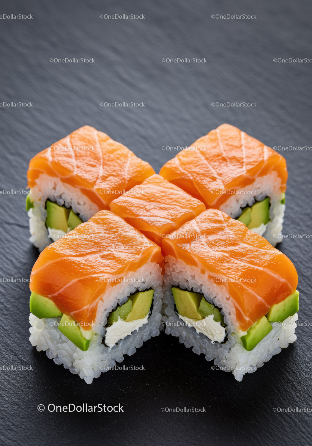Świeże rolki sushi z łososiem, awokado i serkiem śmietankowym