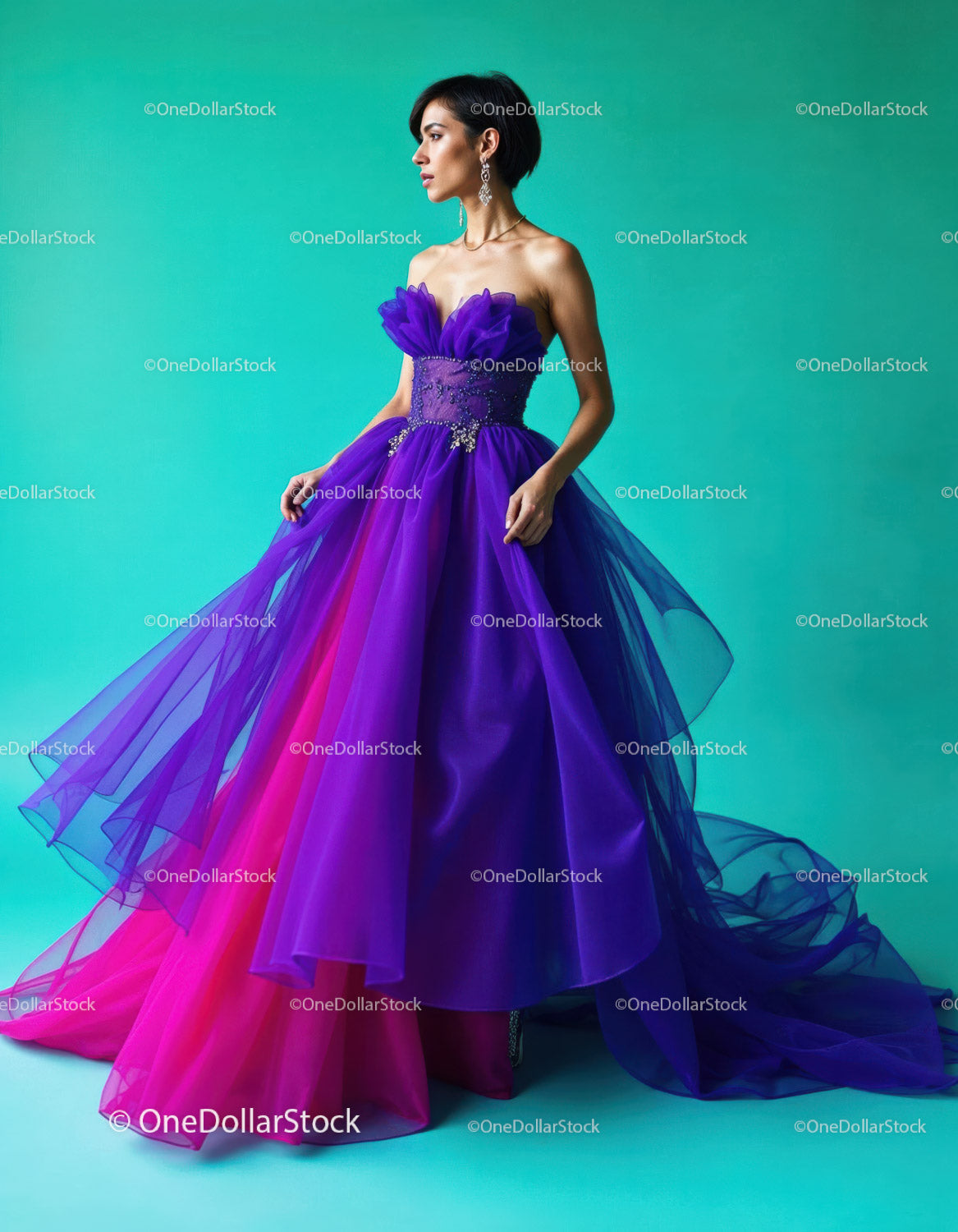 Elegancka kobieta w jaskrawofioletowej sukni wieczorowej na kolorowym tle