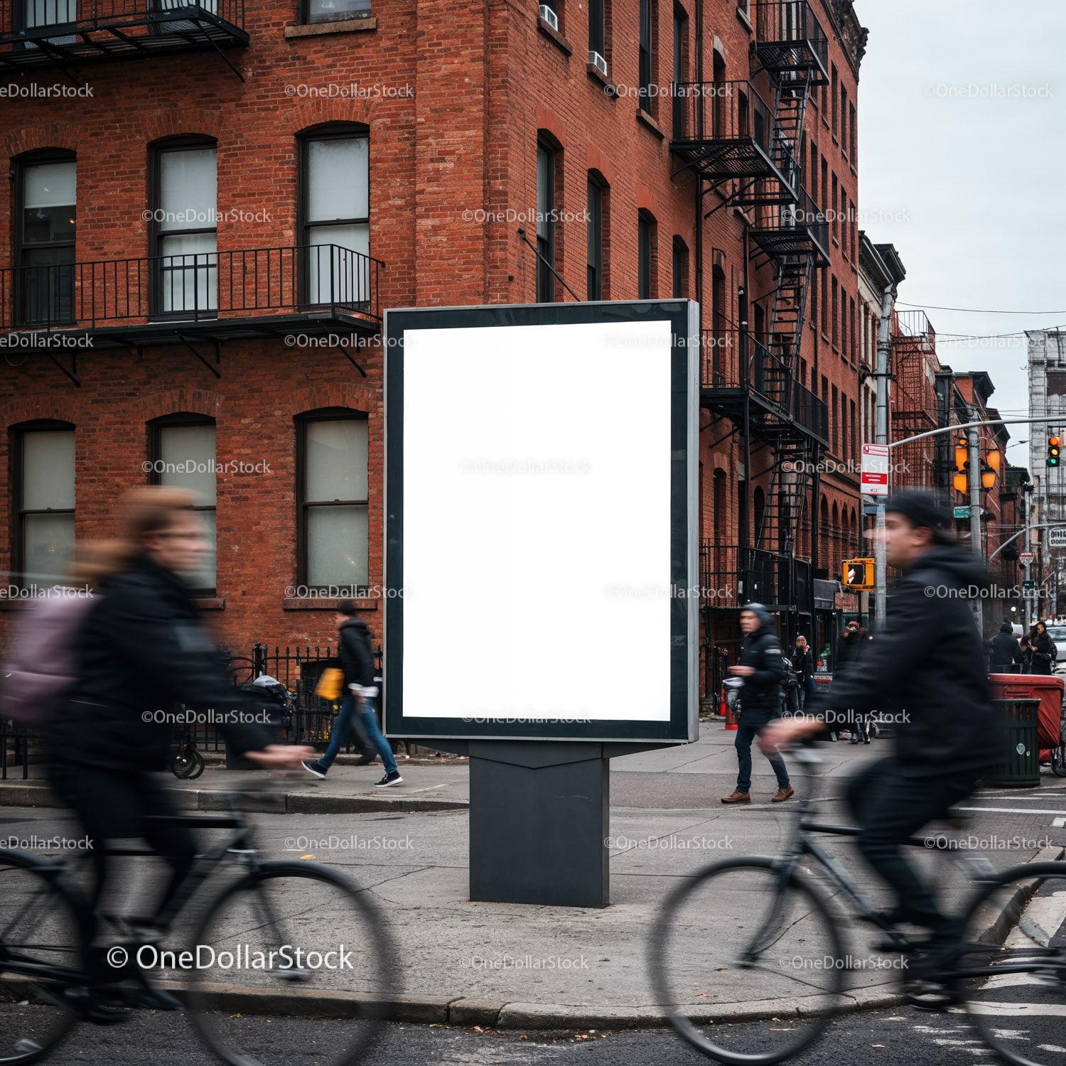 Scena uliczna w mieście z pustym billboardem i rowerzystami