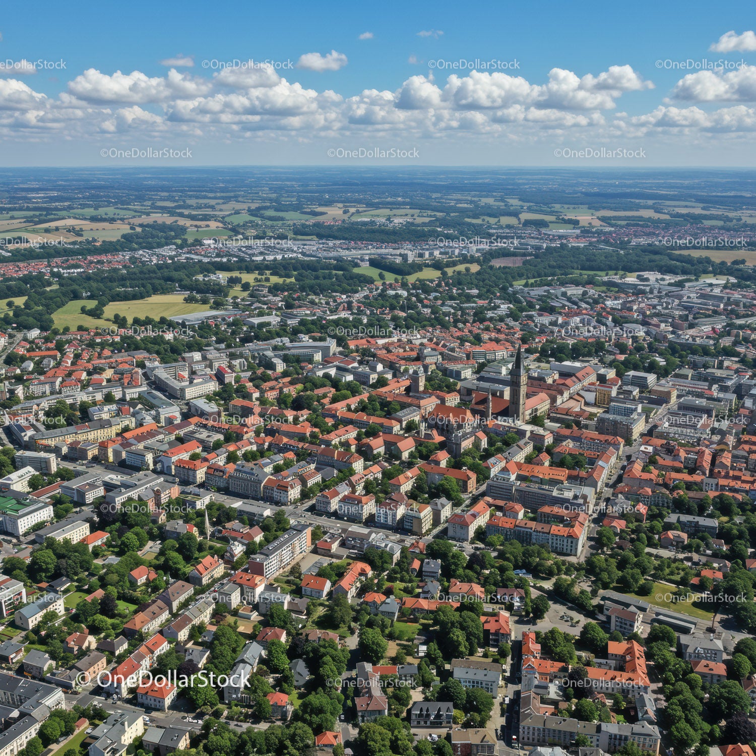 Widok z lotu ptaka na tętniące życiem miasto z czerwonymi dachami i zielonymi parkami