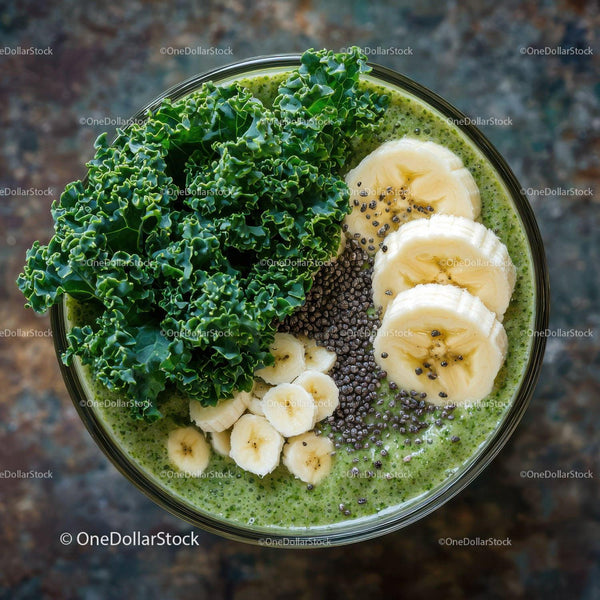 Świeża zielona miska smoothie z jarmużem i bananami z nasionami chia
