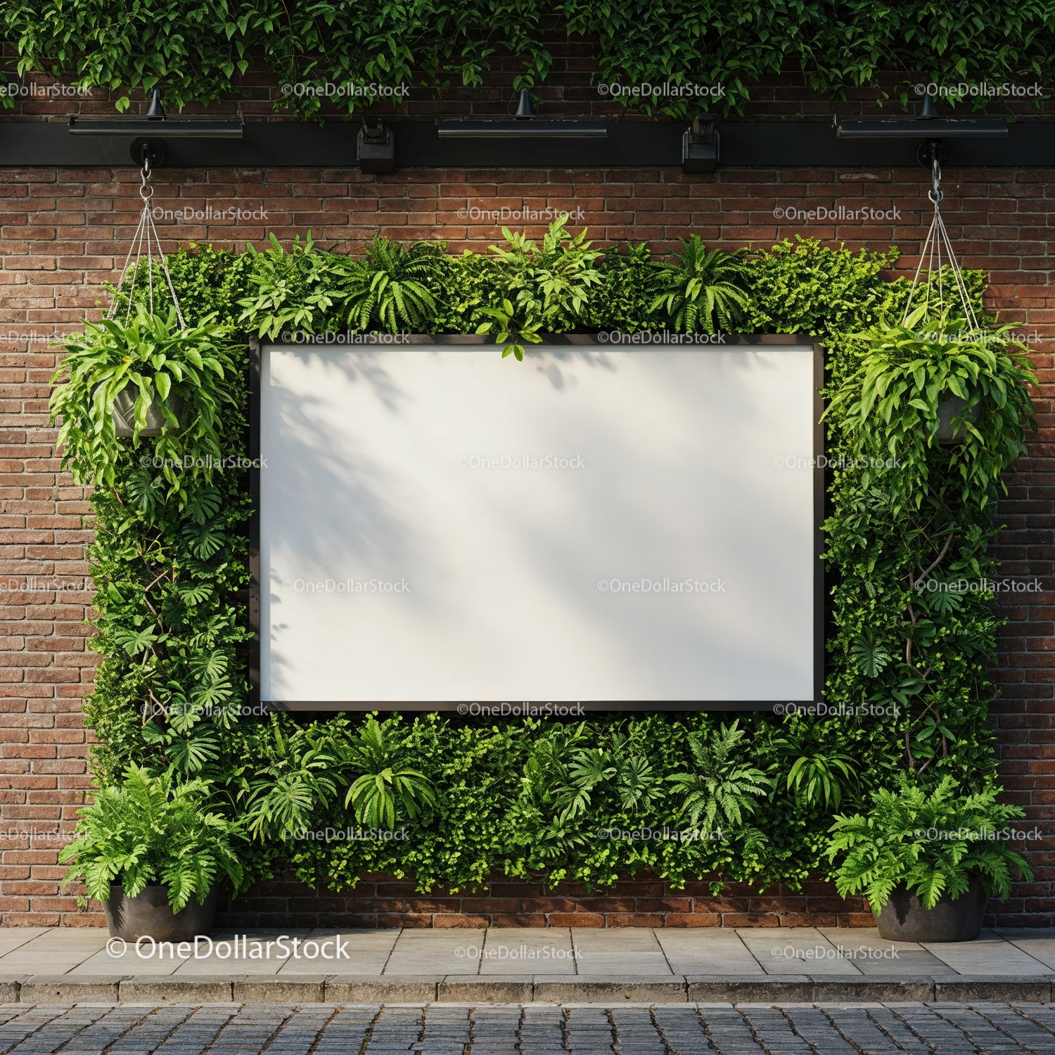 Pusty miejski billboard otoczony bujną zielenią roślin