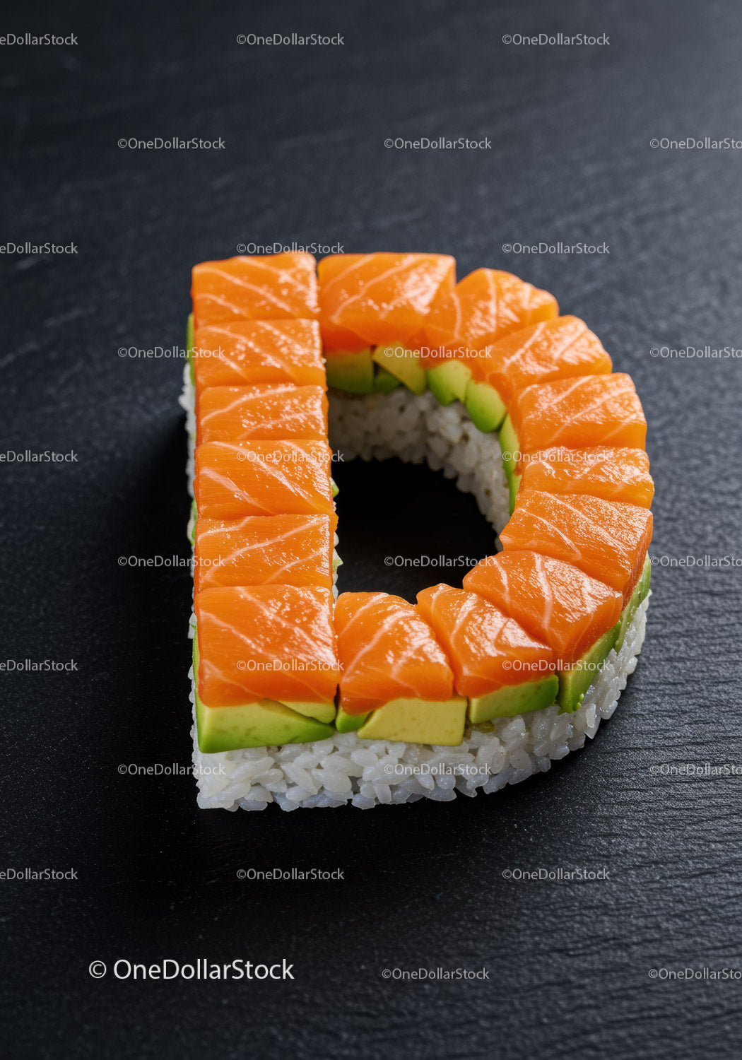 Sushi w kształcie litery D ze świeżym łososiem i awokado