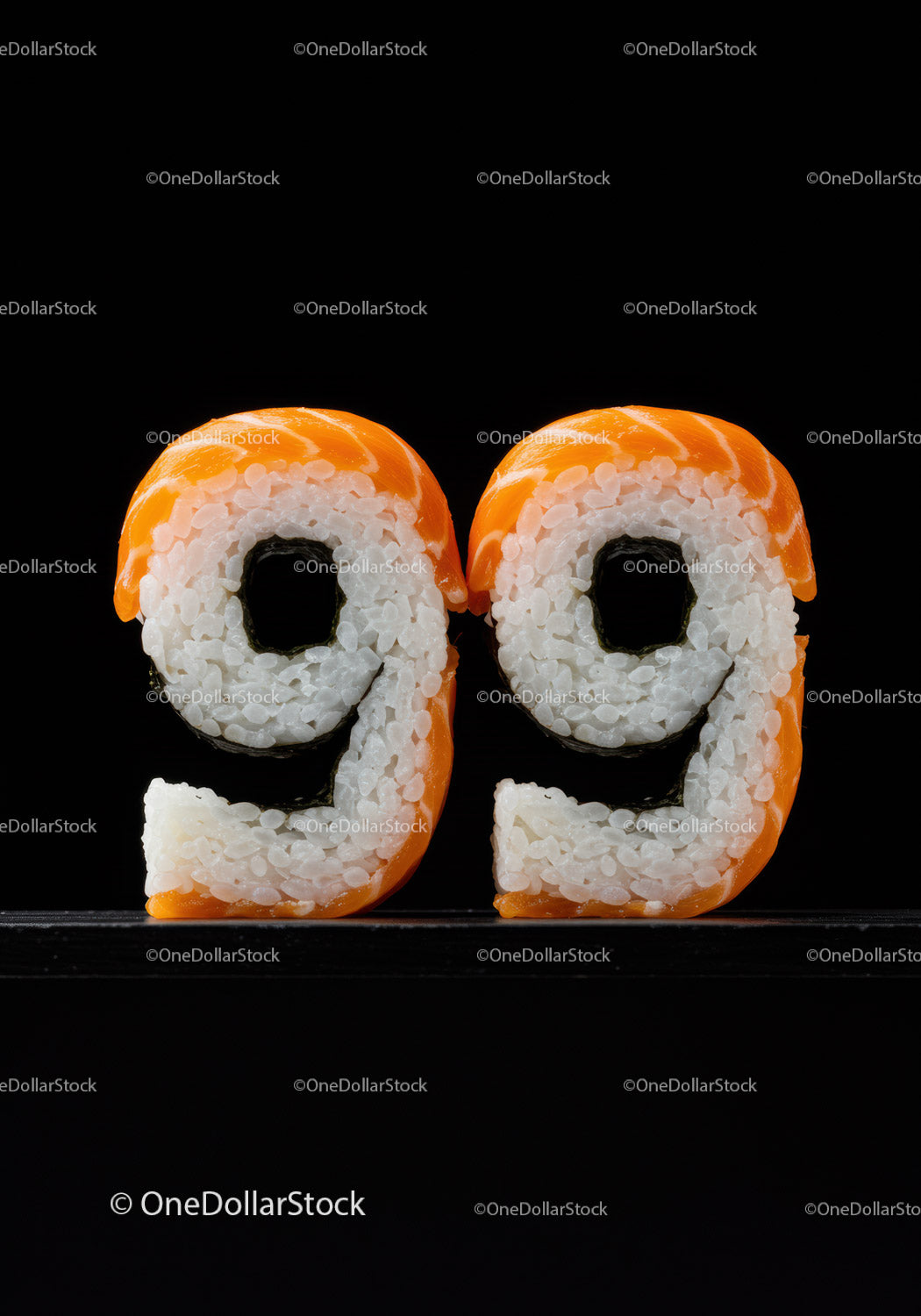 Numer dziewięćdziesiąt dziewięć w kształcie kawałków sushi na czarnym tle