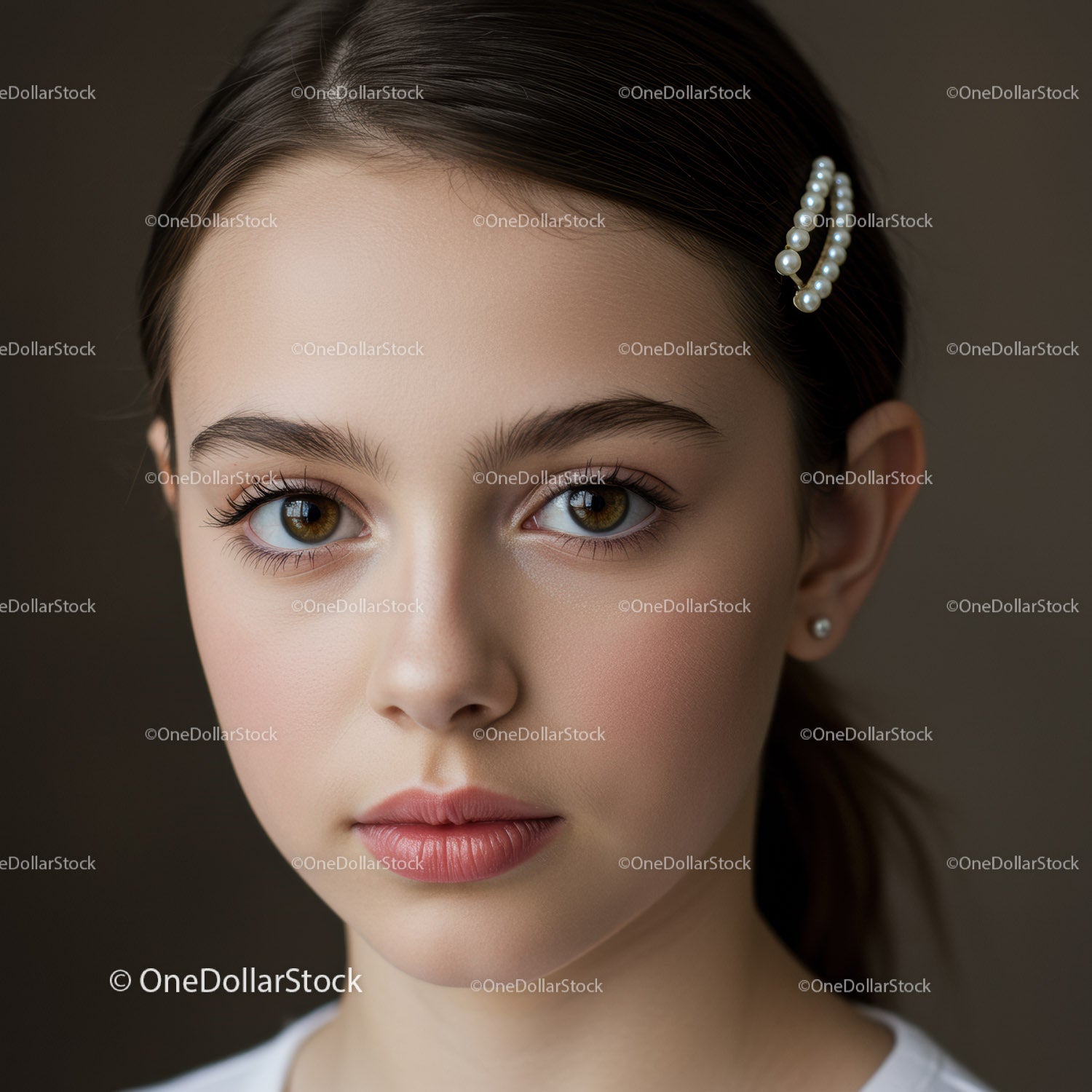 Elegancka kobieta z brązowymi oczami i perłową spinką do włosów