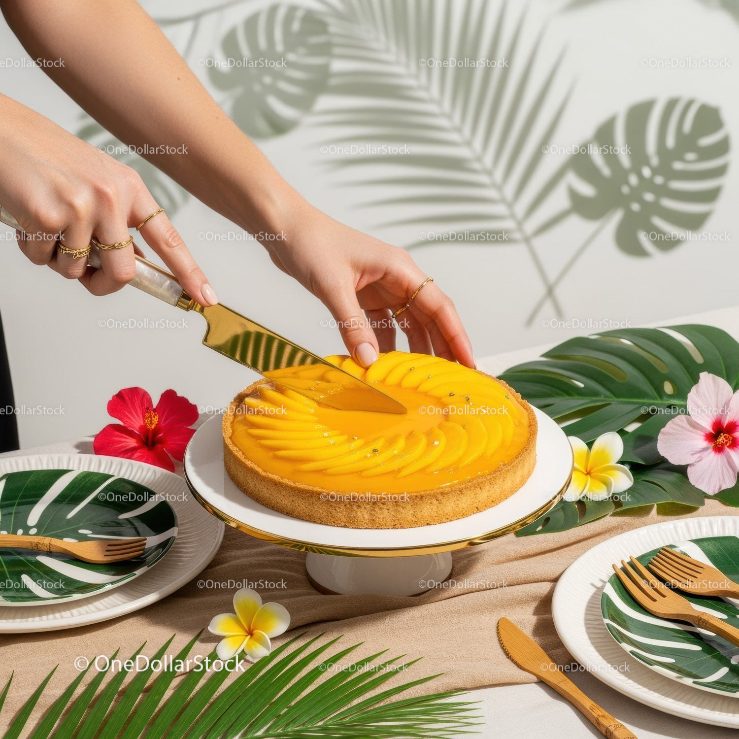 Świeża tarta z mango z plasterkami mango na eleganckim stojaku na ciasto