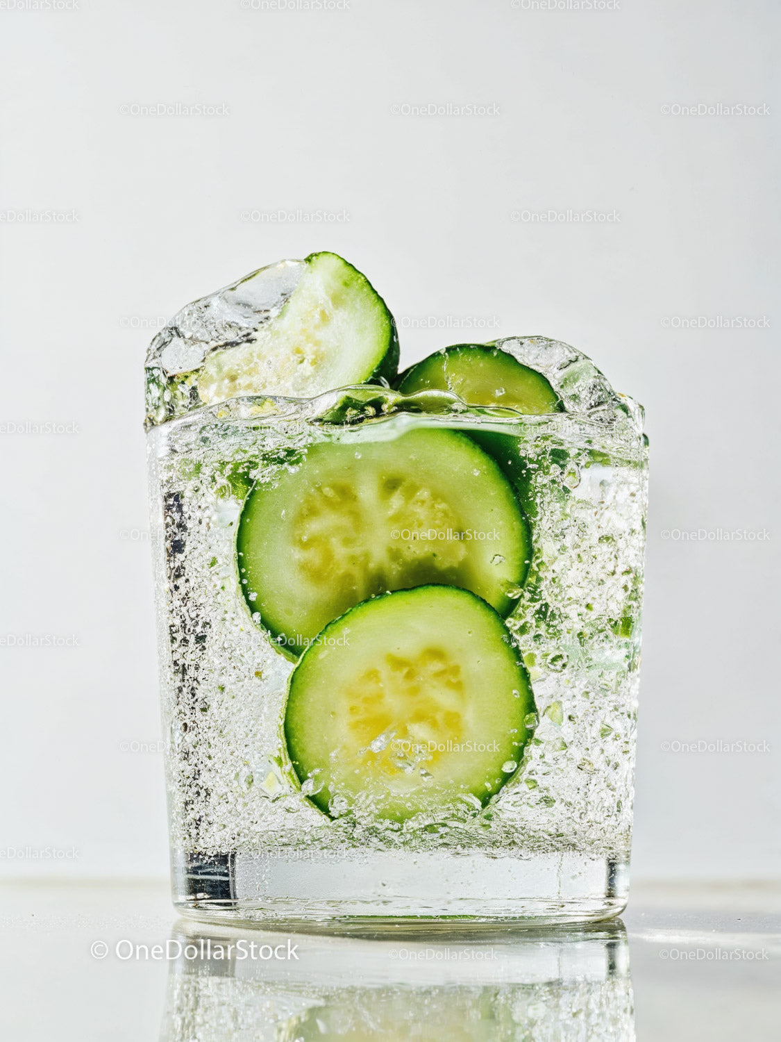 Refreshing sparkling water with fresh cucumber slices