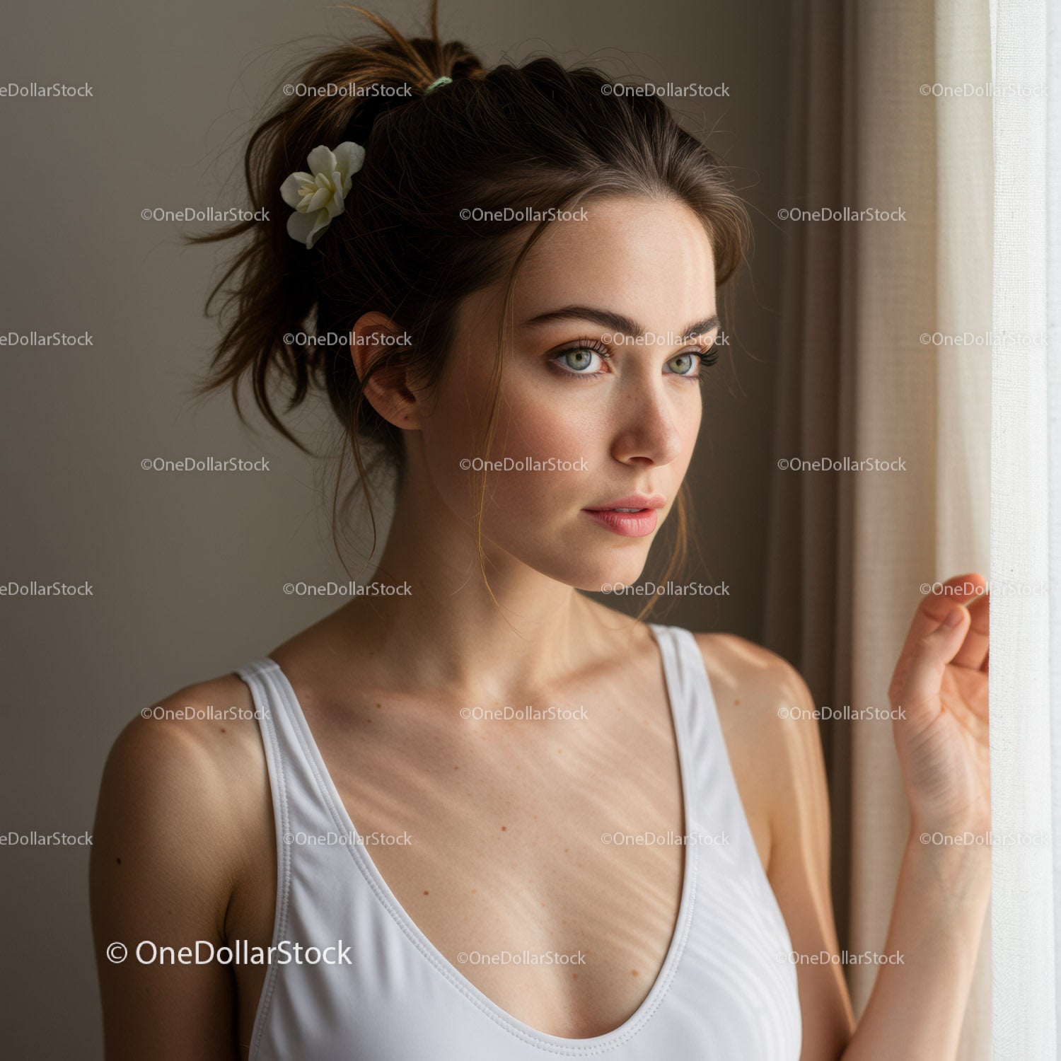 Portret młodej kobiety patrzącej przez okno w świetle naturalnym