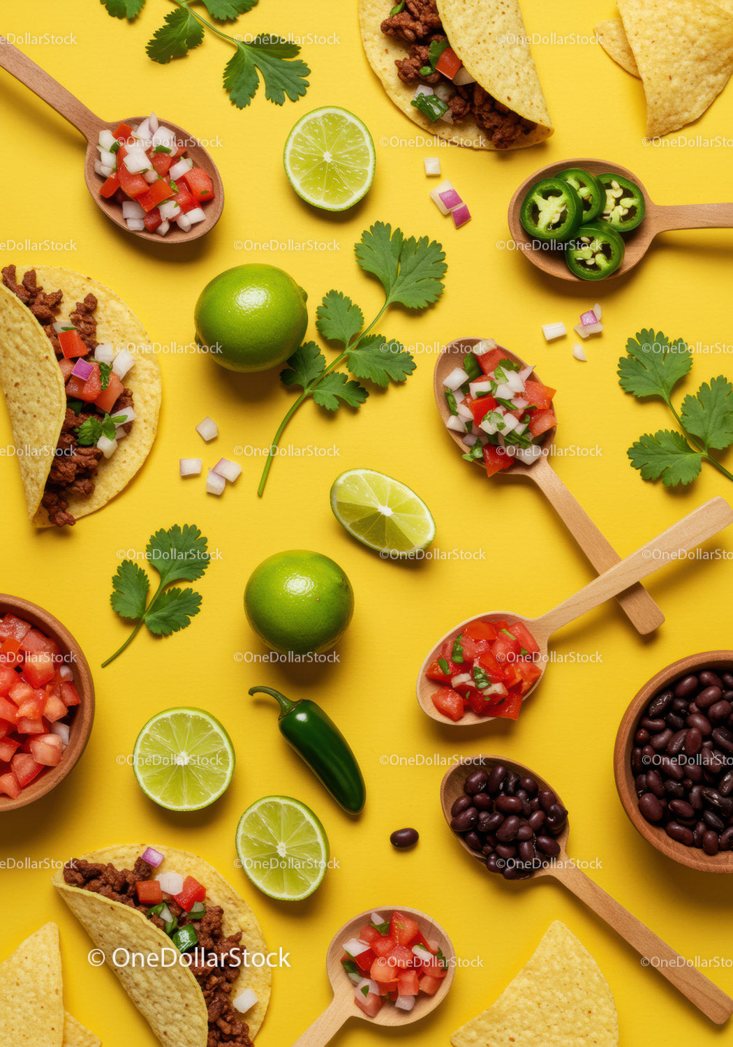 Świeże składniki i tacos na jasnożółtym tle