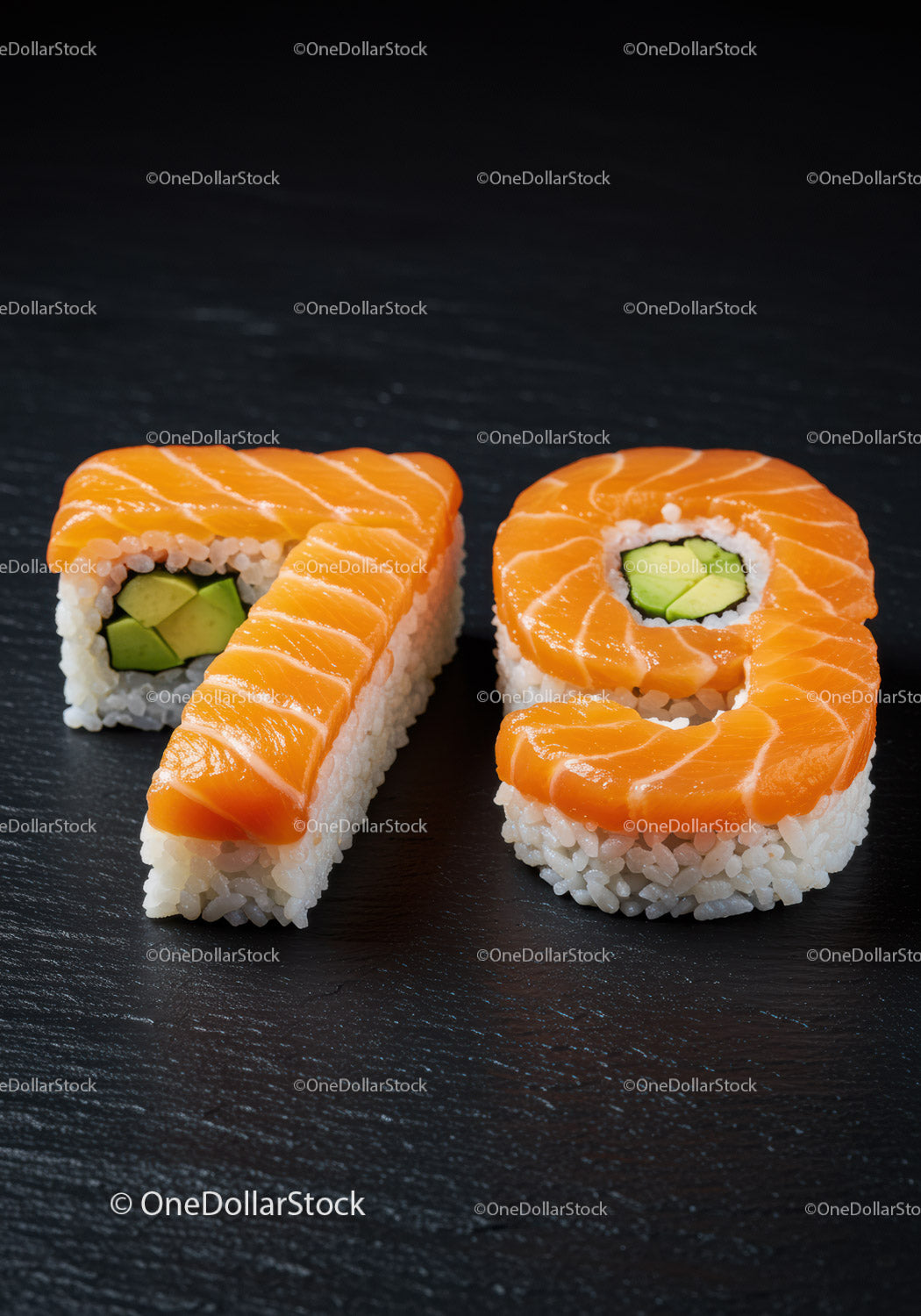 Rolki sushi z łososiem w kształcie liczby siedemdziesiąt dziewięć